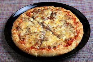 Рецепт мясной пиццы под сыром фото
