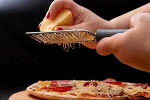 Как натереть сыр для пиццы фото