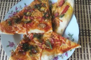 Пицца домашняя с салями и соленым огурцом фото