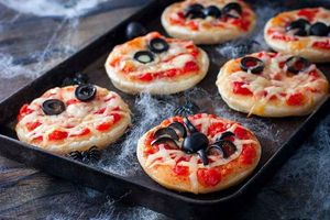 Мини-пицца с пауком: легкий рецепт на Хэллоуин фото