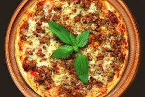Піца Болоньєзе: соковитий смак м'ясного фаршу в поєднанні з особливим соусом фото