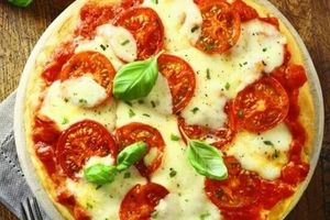 Пицца с помидорами и сыром моцарелла фото