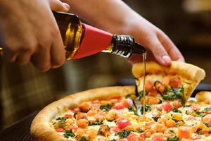 Навіщо піцу поливають олією? фото