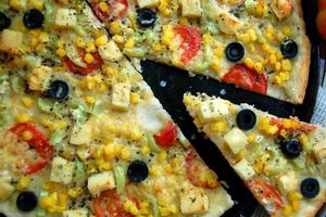 Греческая пицца с маслинами и фетой фото