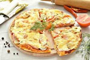 Рецепт домашней пиццы с колбасой и овощами под сыром фото