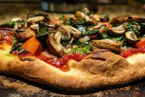 Рецепт вегетарианской пиццы с овощами и грибами фото