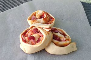 Пицца-ролл с колбасой и сыром: рецепт с фото фото