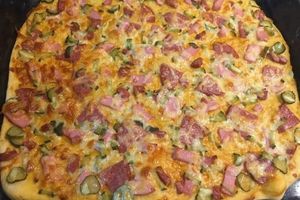 Пицца тонкой раскатки с колбасой и с солеными огурцами фото