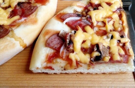 Пицца «Школьная» с колбасой, сыром и кетчупом