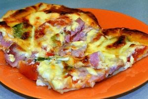 Пицца с ветчиной и помидорами фото