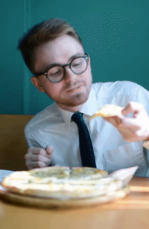 Ярослав Друзюк ест пиццу