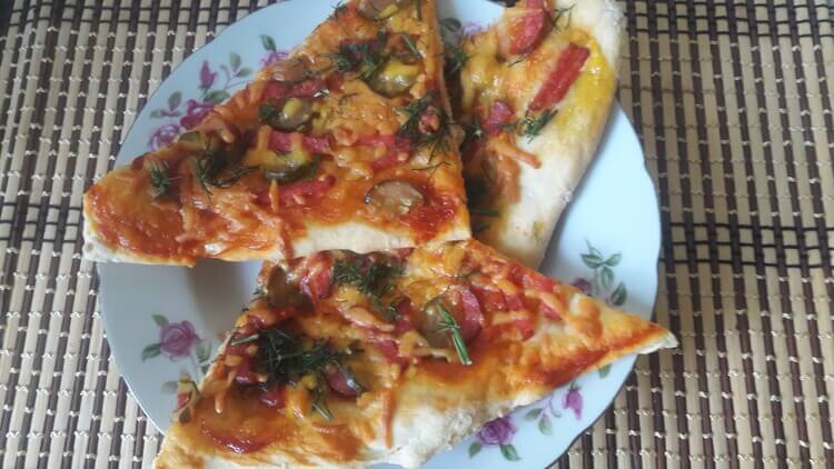 Пицца домашняя с салями и соленым огурцом - фото 9