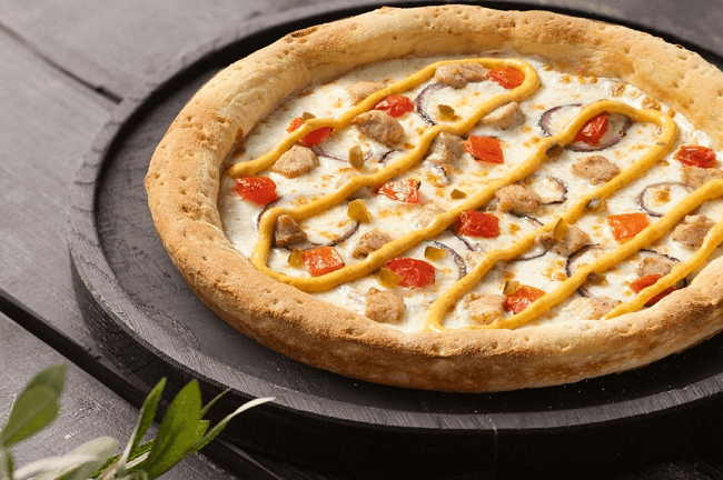 Пицца с помидорами и сыром моцарелла