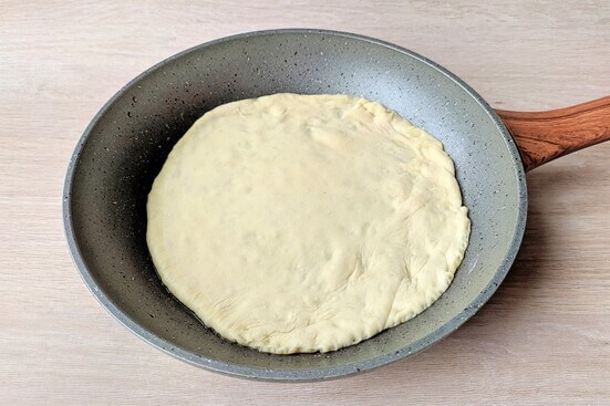 Дріжджова піца на сковороді - фото 6
