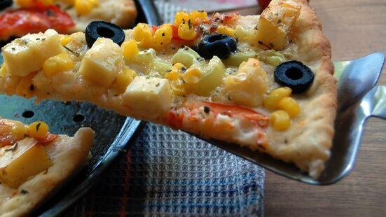 Греческая пицца с маслинами и фетой - фото 7