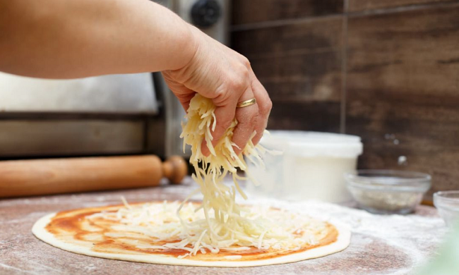 Як натерти сир для піци - фото 2