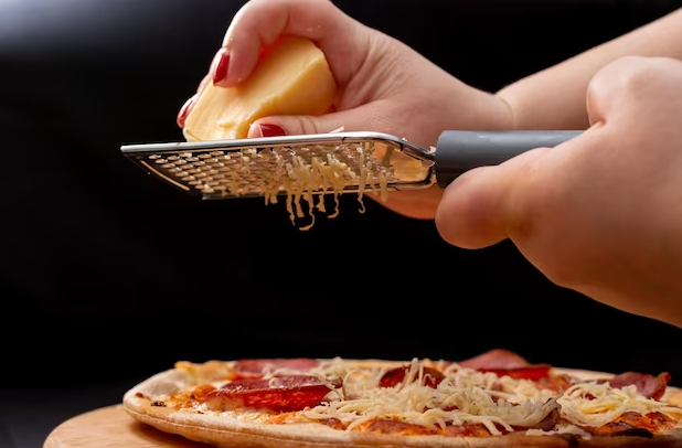 Як натерти сир для піци - фото 1