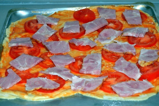Пицца с ветчиной и помидорами - фото 5