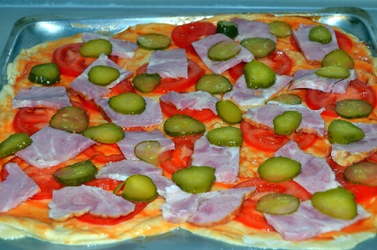 Пицца с ветчиной и помидорами - фото 6
