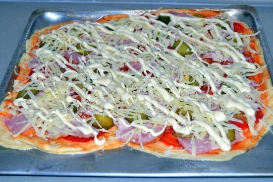 Пицца с ветчиной и помидорами - фото 7