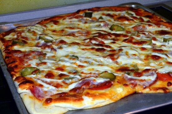 Пицца с ветчиной и помидорами - фото 9