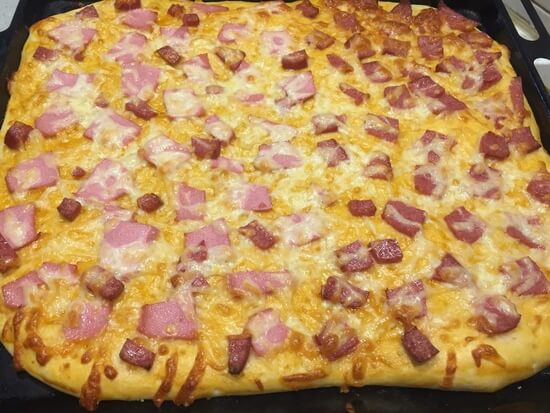 Пицца тонкой раскатки с колбасой и с солеными огурцами - фото 11