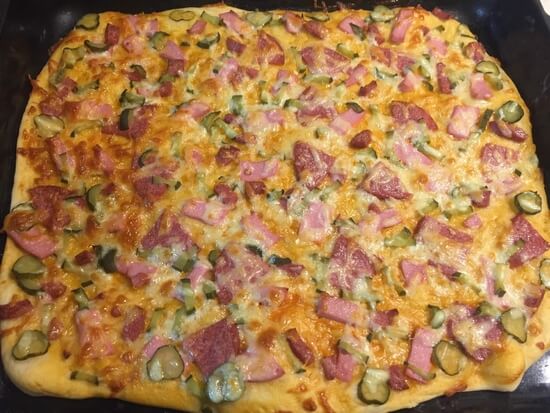 Пицца тонкой раскатки с колбасой и с солеными огурцами - фото 12