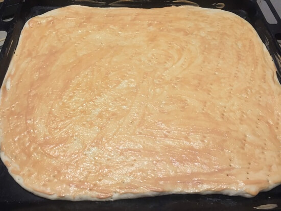 Пицца тонкой раскатки с колбасой и с солеными огурцами - фото 7