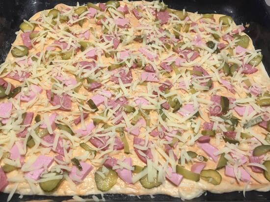 Пицца тонкой раскатки с колбасой и с солеными огурцами - фото 9