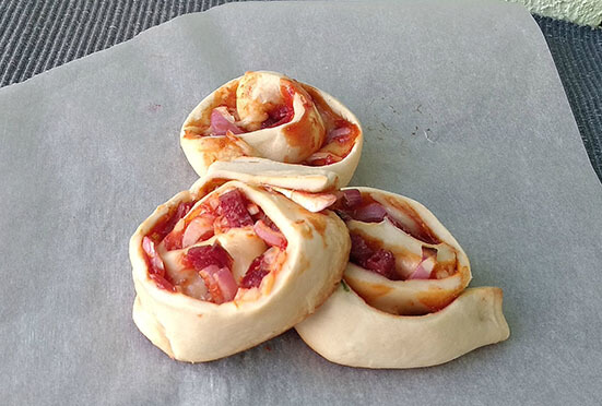 Пицца-ролл с колбасой и сыром: рецепт с фото - фото 1
