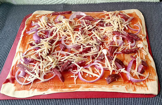 Пицца-ролл с колбасой и сыром: рецепт с фото - фото 4