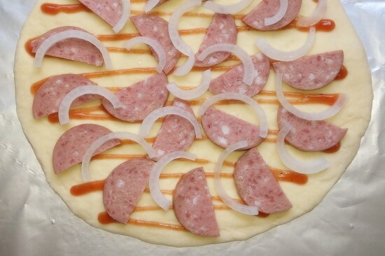 Пицца с колбасой - фото 3