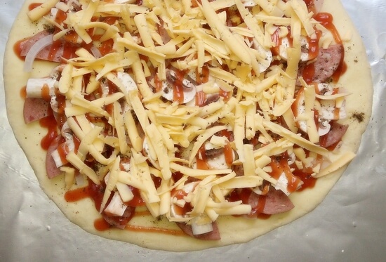 Пицца с колбасой - фото 5