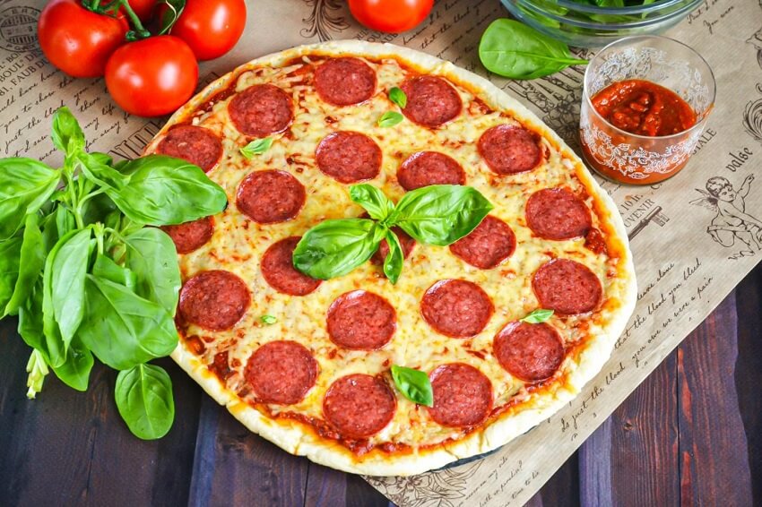 Пицца с колбасой | Домашние рецепты