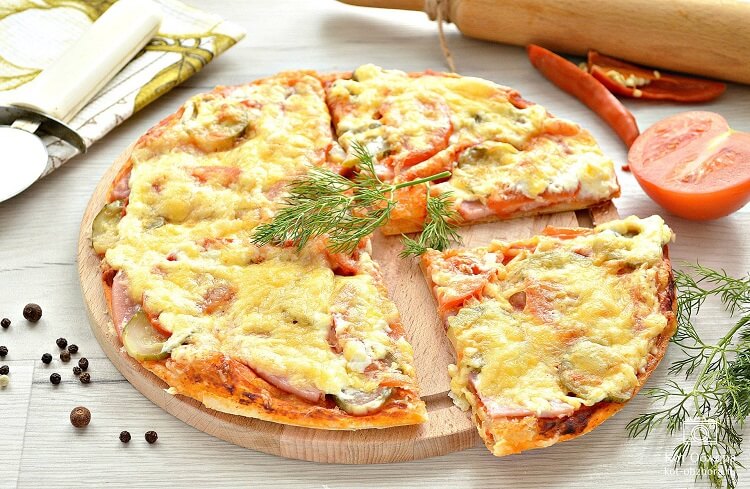 Рецепт домашней пиццы с колбасой и овощами под сыром - фото 1