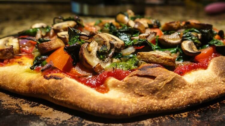 Рецепт вегетарианской пиццы с овощами и грибами - фото 1