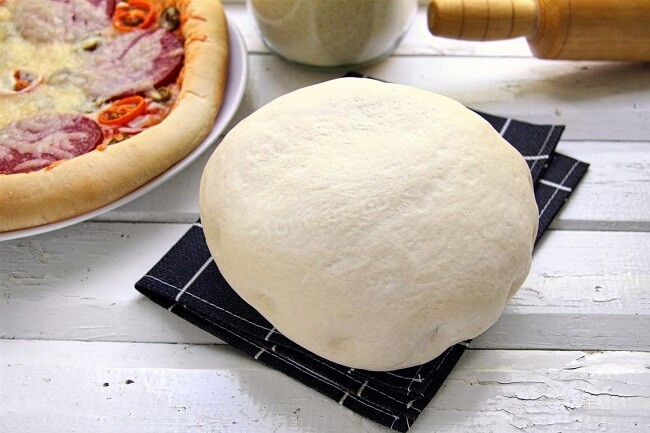 Дрожжевое тесто для пиццы в духовке